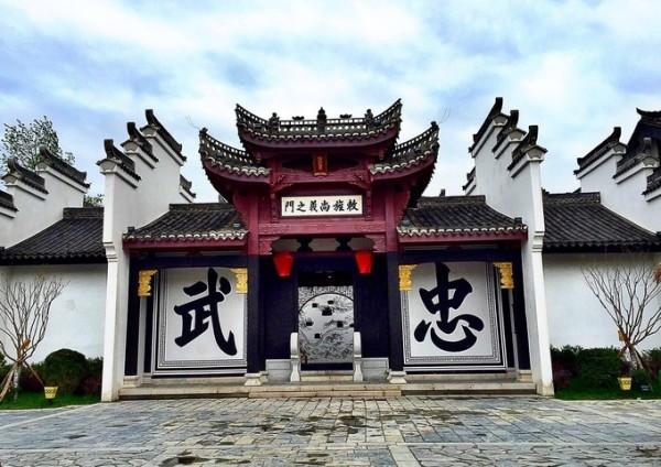 黑大衣如何穿搭呢？游戏画面